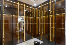 Cánh kính tủ áo có bền hơn so với gỗ-so sánh sau nhiều năm sử dụng