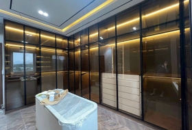 Cánh kính tủ áo có nên làm không? Ưu và nhược điểm gia chủ cần biết