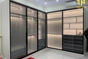 So Sánh Cánh Kính Tủ Áo Và Cửa Gỗ Truyền Thống: Đâu Là Lựa Chọn Tối Ưu Cho Không Gian Hiện Đại?