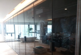 Chọn kính cường lực nào tốt nhất cho cánh kính tủ áo