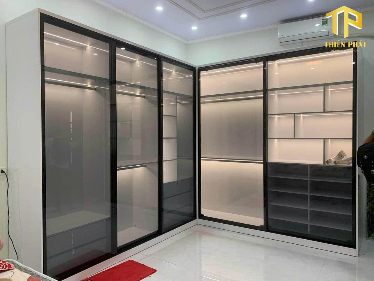 "Cánh kính tủ áo cửa lùa được thi công bởi TP-Luxury sang bền đẹp"