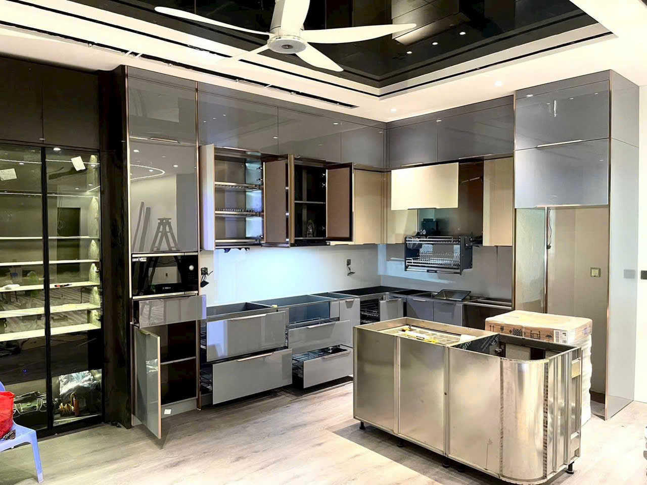 "thi công tủ bếp nhôm tổ ong TP-Luxury"