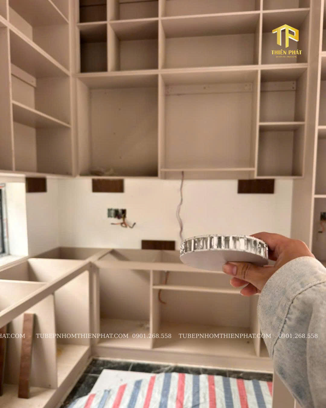 "Tủ bếp nhôm kết hợp cánh kính 5mm hiện đại sang trọng Thiên Phát"