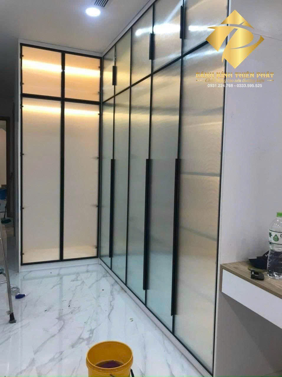 “Cánh kính tủ áo màu khói trà phối khung đen mờ phong cách hiện đại”