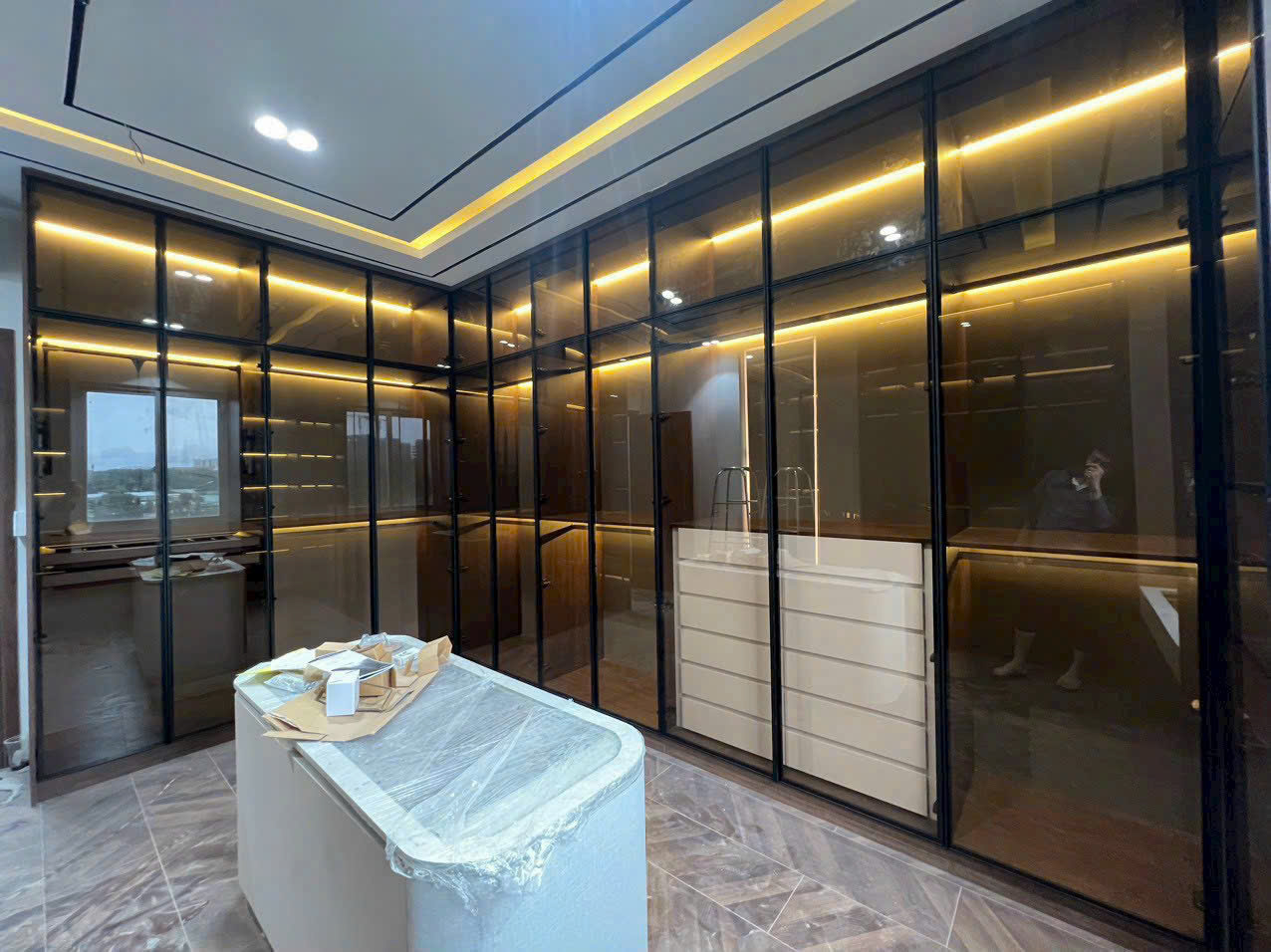 "Cánh kính tủ áo cửa lùa TP-Luxury khung nhôm đen mờ kính trà nhạt sang trọng"