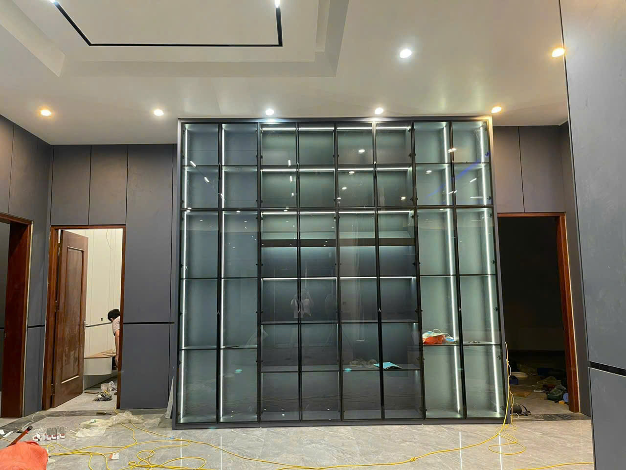 “Thi công cánh kính tủ áo khung đen kính xám khói tại Bình Dương – Thiên Phát”
