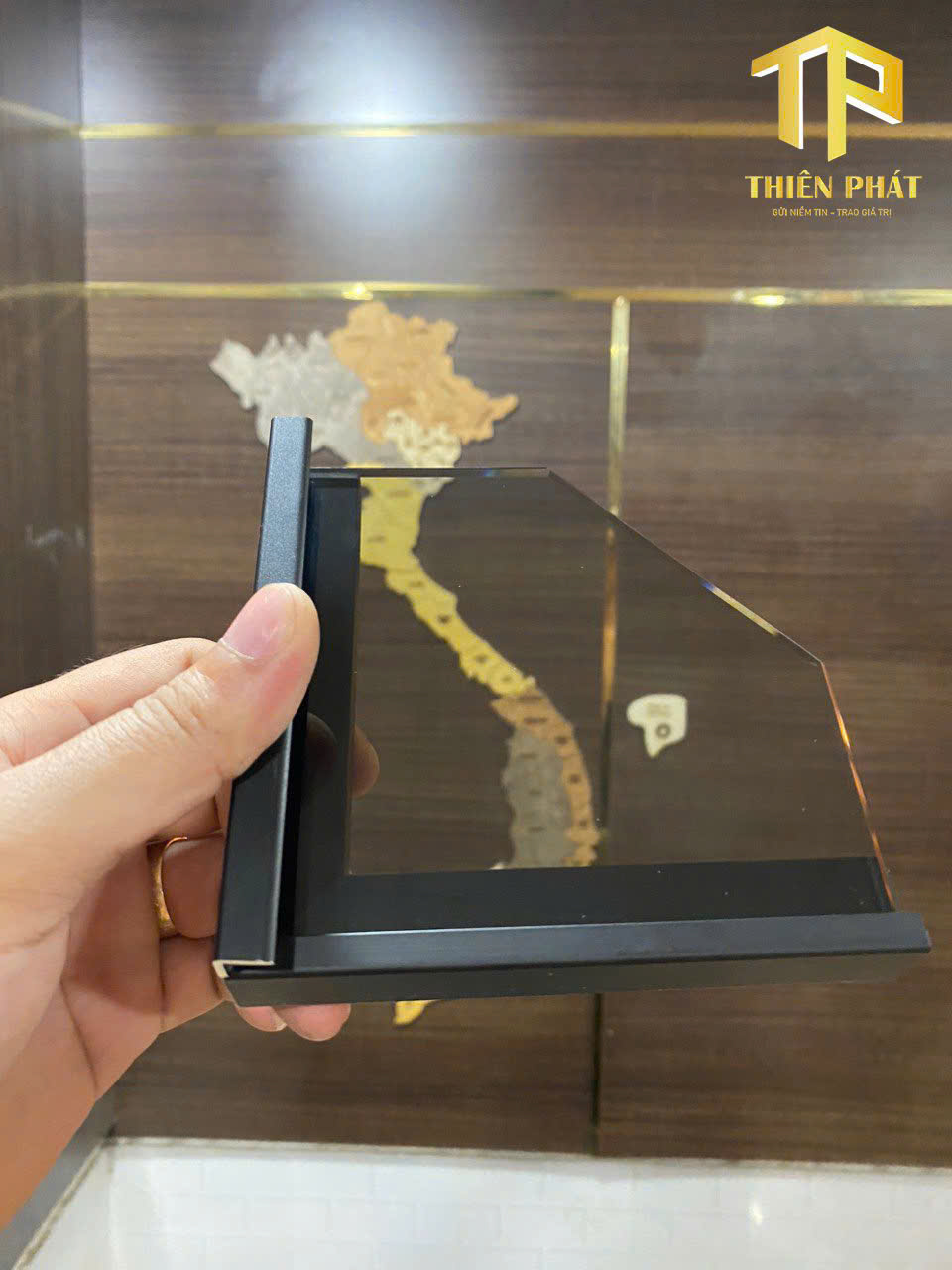 MẪU NHÔM ĐEN KÍNH XANH ĐEN