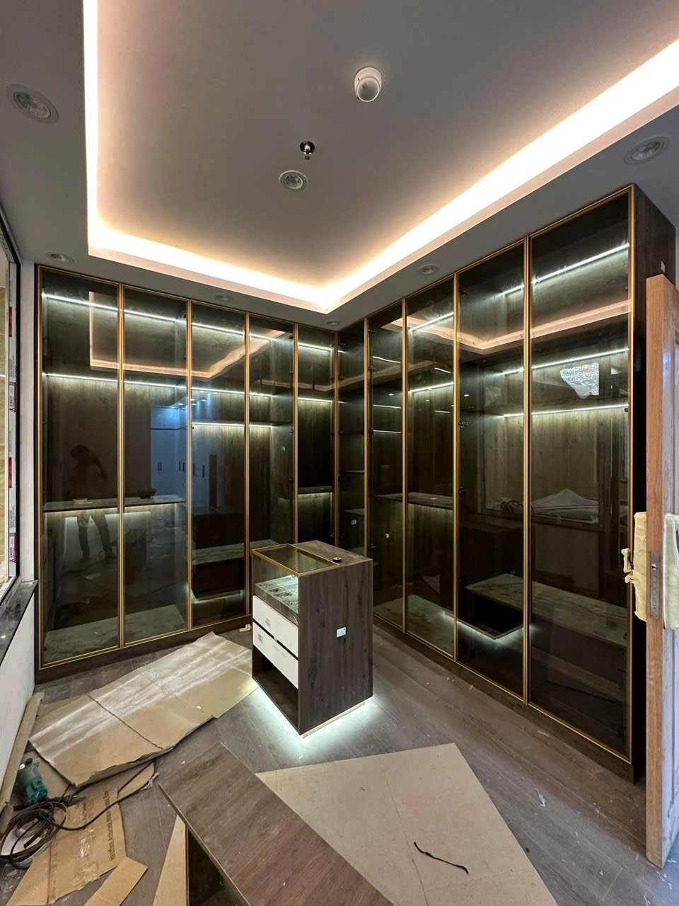 “Kính cường lực 5mm nhiều màu cho cánh kính tủ áo cửa lùa”