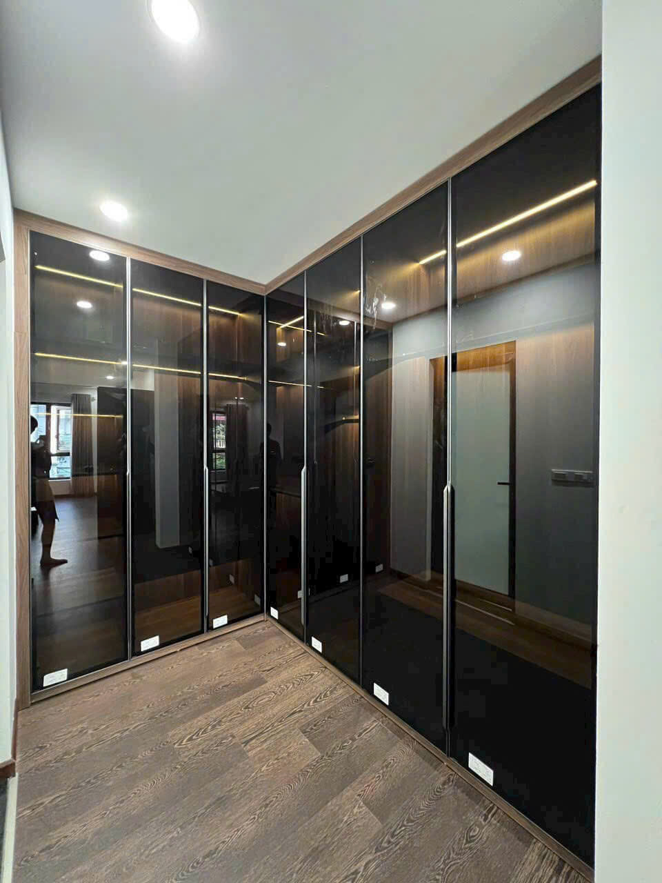 "thi công cánh kính tủ áo cửa lùa tại thủ đức"