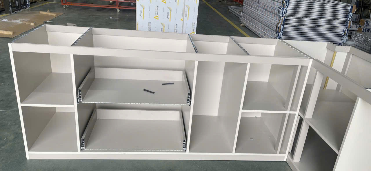 "Chi tiết khung nhôm tủ bếp TP-LUXURY sơn tĩnh điện màu Be xám"