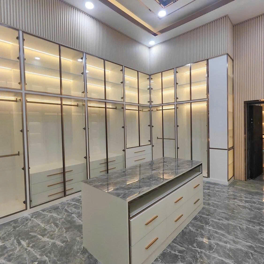 “Thi công cánh kính tủ áo cửa lùa TP-Luxury tại TP.HCM – khung nhôm kính cao cấp”