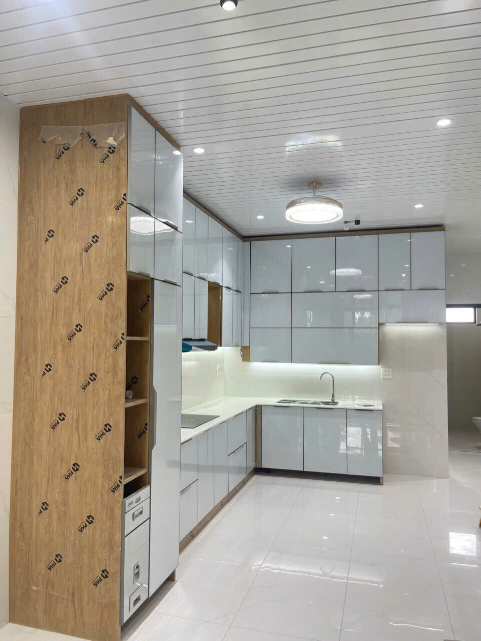 Tủ bếp nhôm chữ L phủ vân gỗ